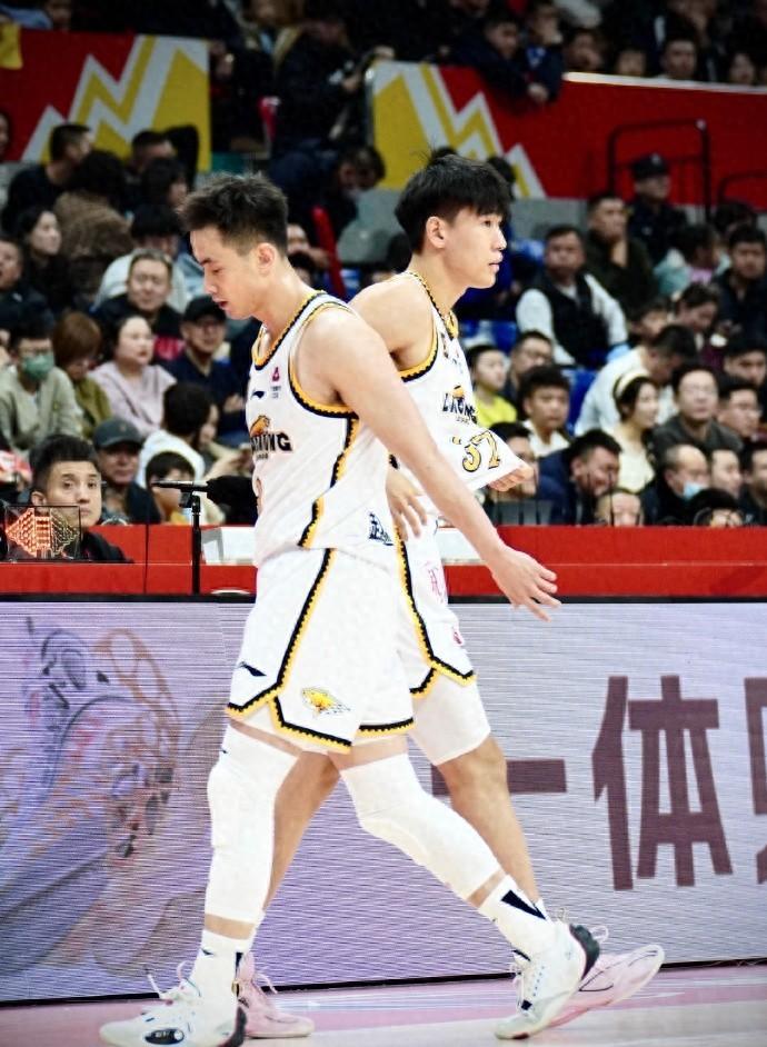 体育巨头踢馆CBA,上演超级对决的简单介绍 体育巨头踢馆CBA,上演超级对决的简单介绍