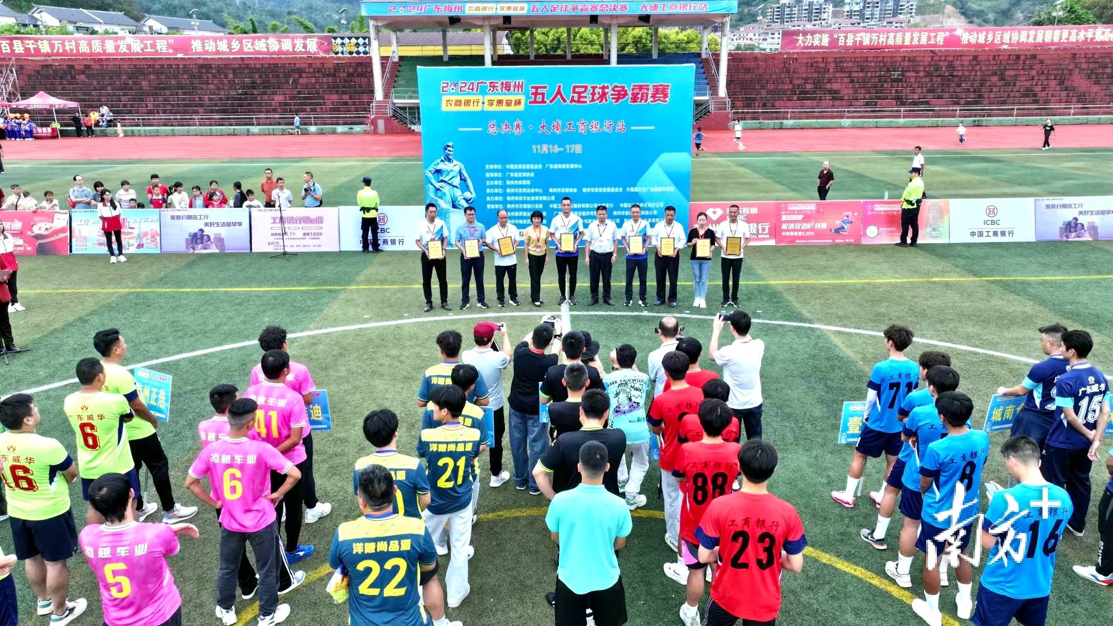 包含梦幻组合成型互补,球队配合默契争霸冠军的词条 包含梦幻组合成型互补,球队配合默契争霸冠军的词条