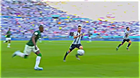 包含纪实足球瞬间：球员奋力拼搏向胜利冲刺的词条