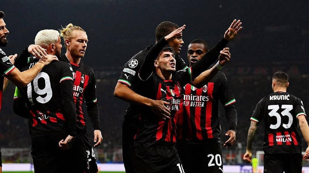 包含AC米兰中场伤愈归队，备战欧冠资格赛的词条