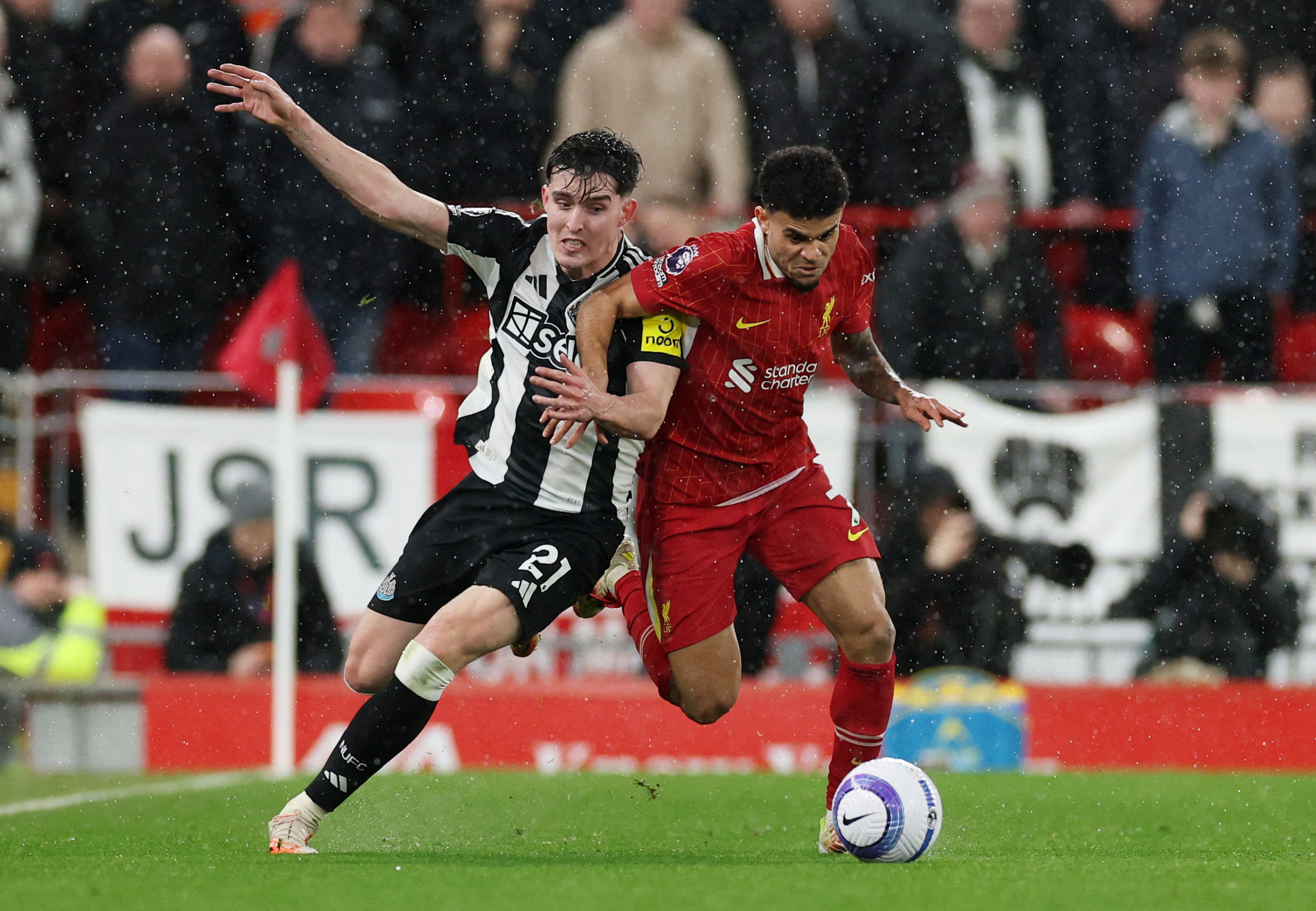 利物浦主场赢球，英超联赛保持领先优势