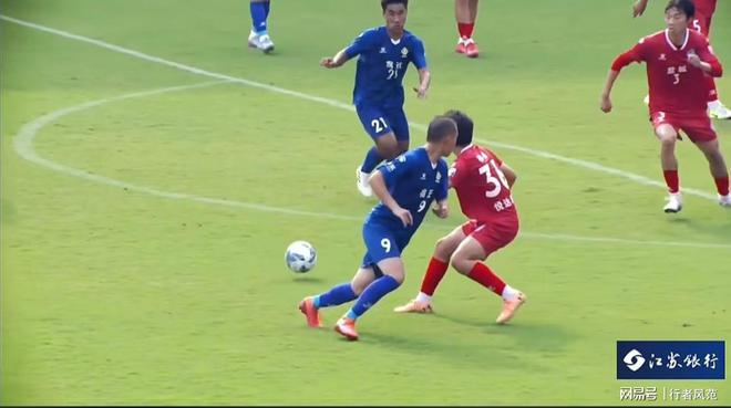 关于国内足球赛场硝烟弥漫：悬念不断引人关注的信息