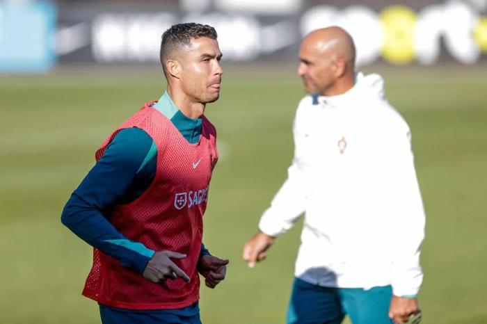 克里斯蒂亚诺·罗纳尔多助力葡萄牙队斩获欧洲预选赛胜利的简单介绍 克里斯蒂亚诺·罗纳尔多助力葡萄牙队斩获欧洲预选赛胜利的简单介绍