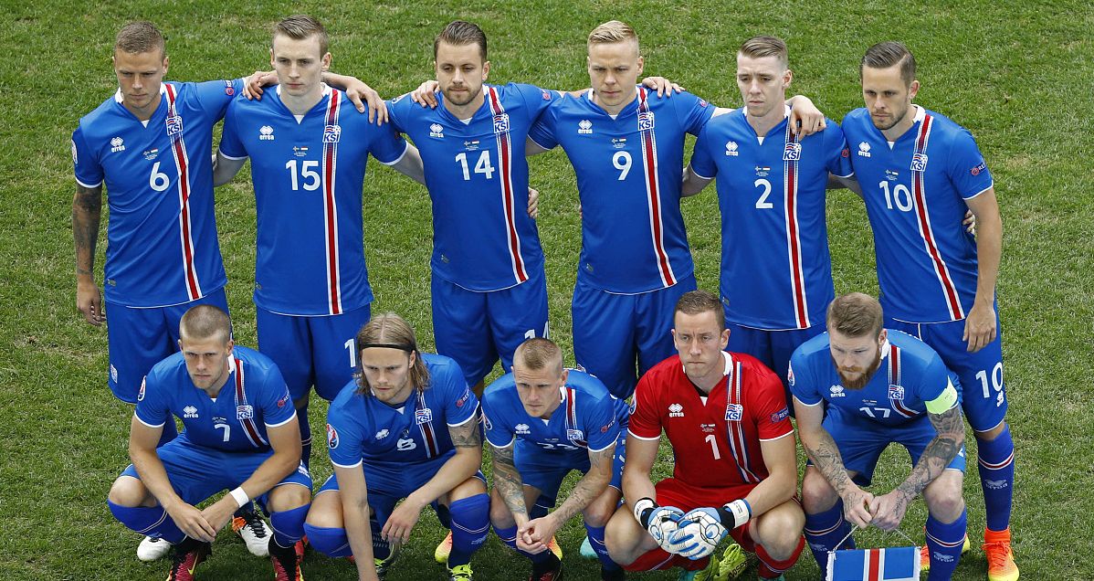 包含瑞典客场对阵斯洛伐克，双方角逐胜负悬浮的词条