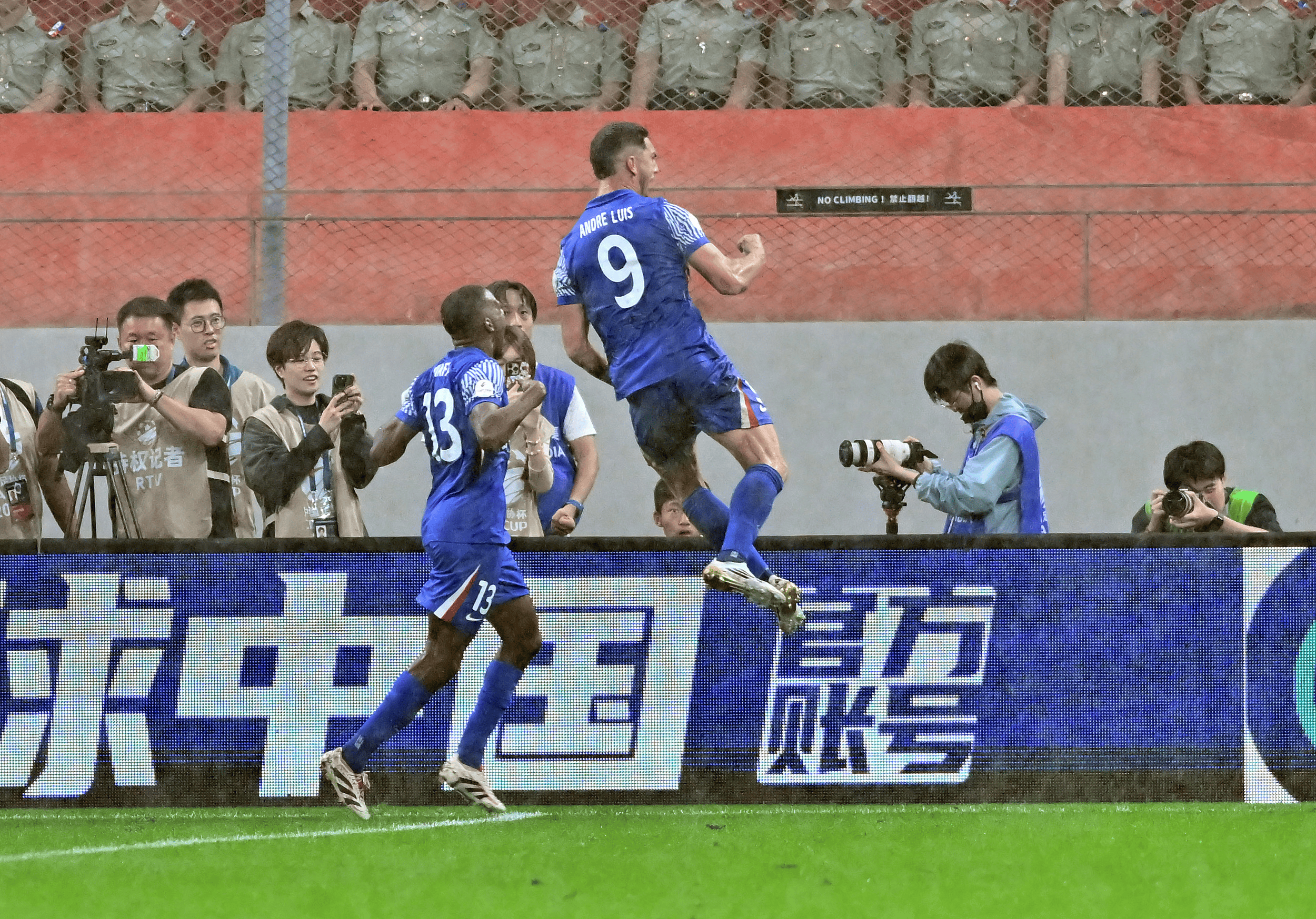 热门战役!国内足球联赛强队对决 热门战役!国内足球联赛强队对决