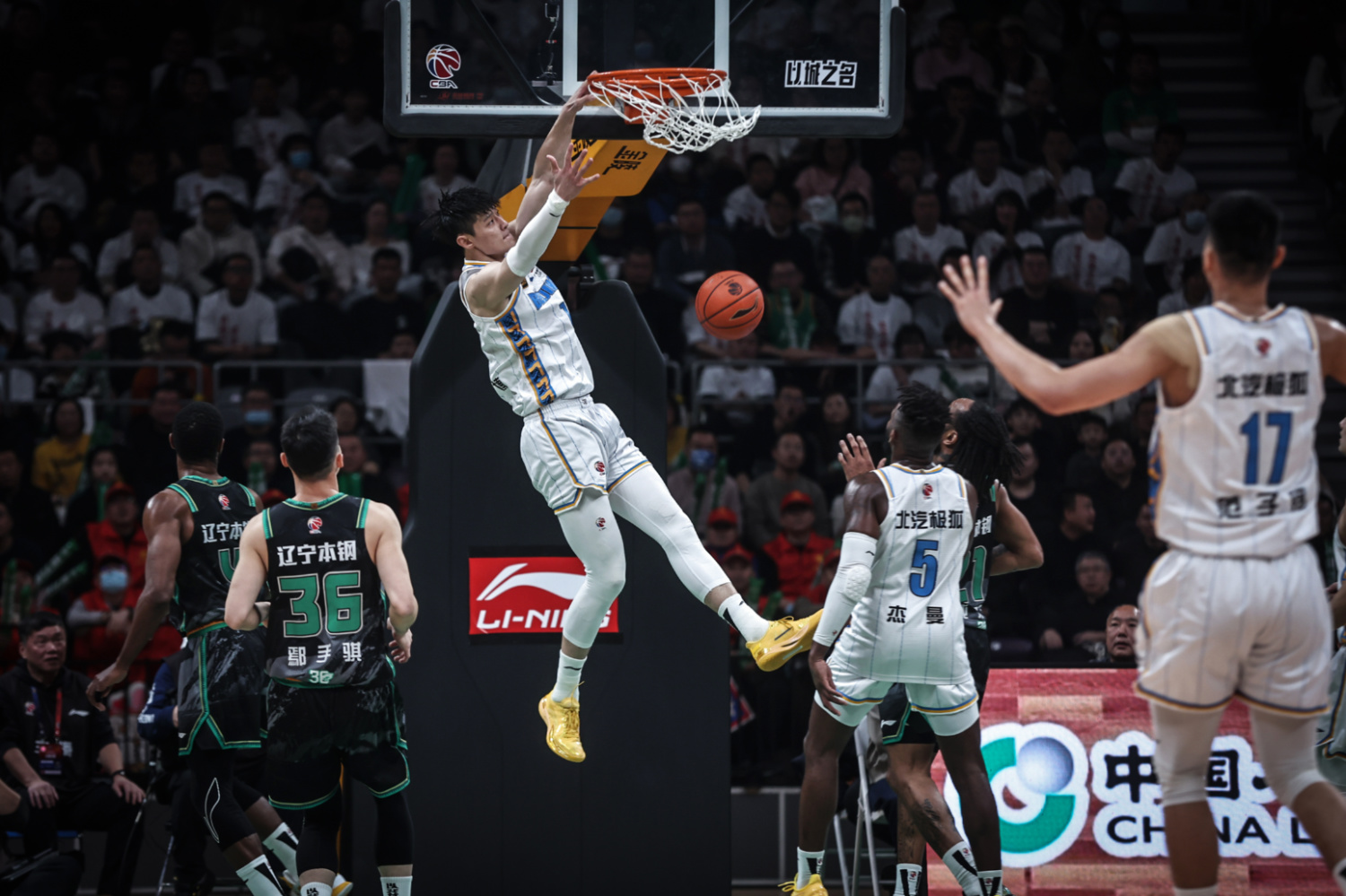 北京举行足球比赛,勇士表现戏剧性的简单介绍 北京举行足球比赛,勇士表现戏剧性的简单介绍