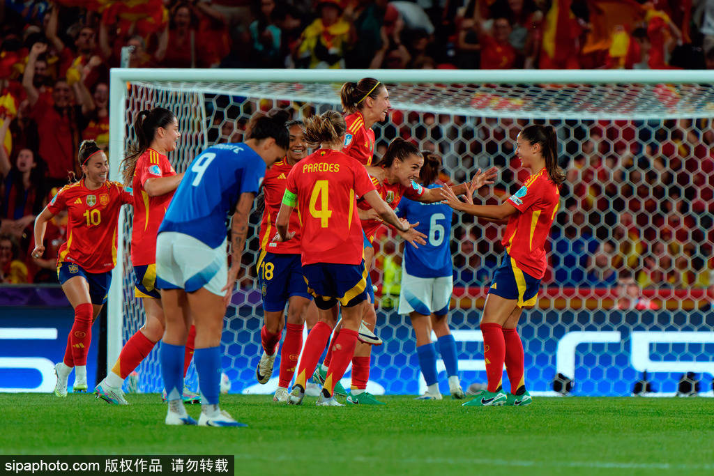 西班牙女足在比赛中展现出色实力