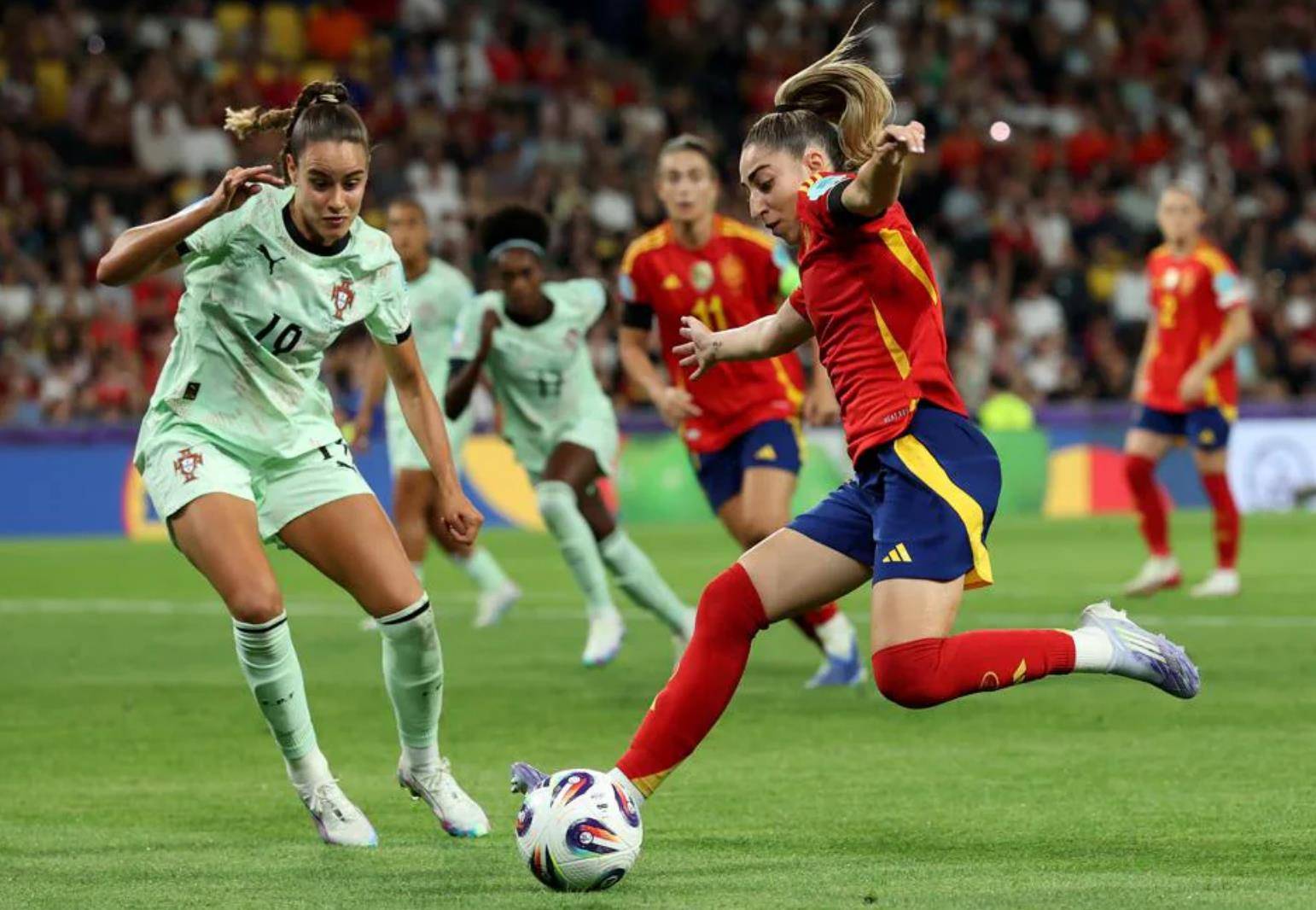 西班牙女足在比赛中展现出色实力