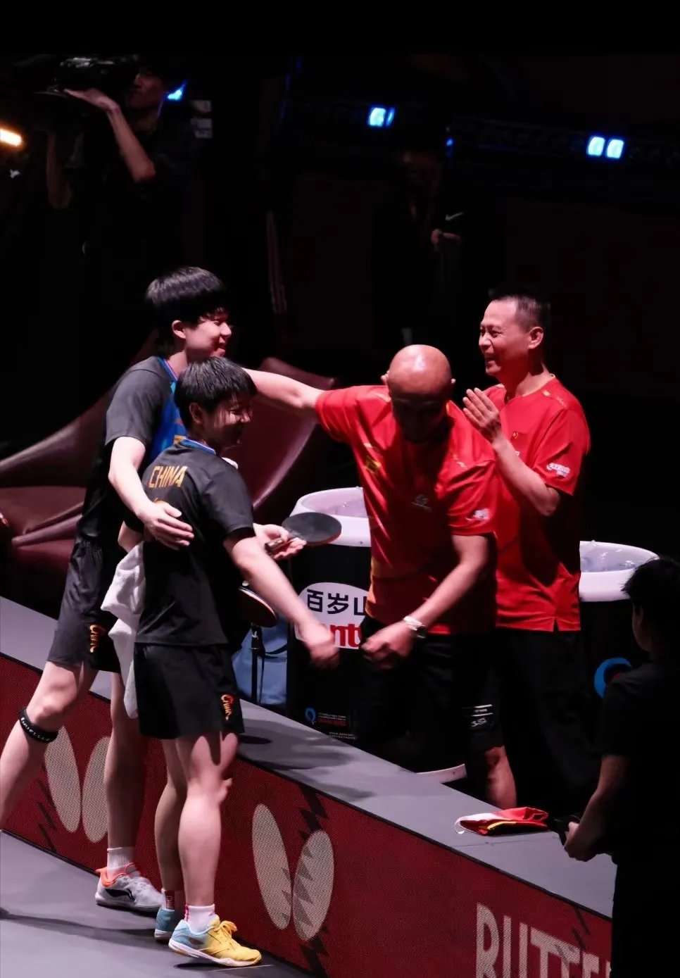 紧张对决！两支球队展开激烈争夺