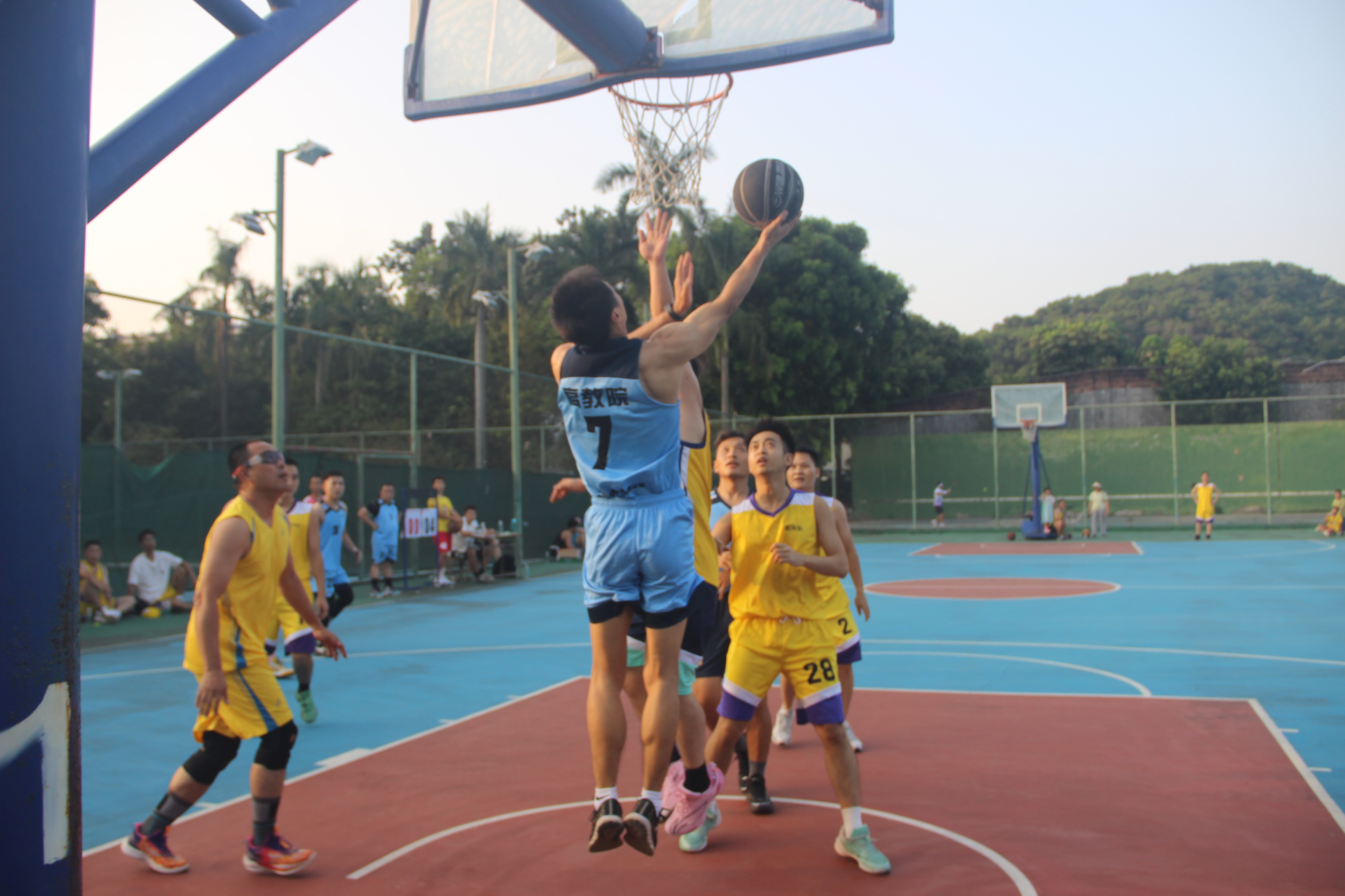 运动员们在赛场上展现出顶尖的球技 运动员们在赛场上展现出顶尖的球技