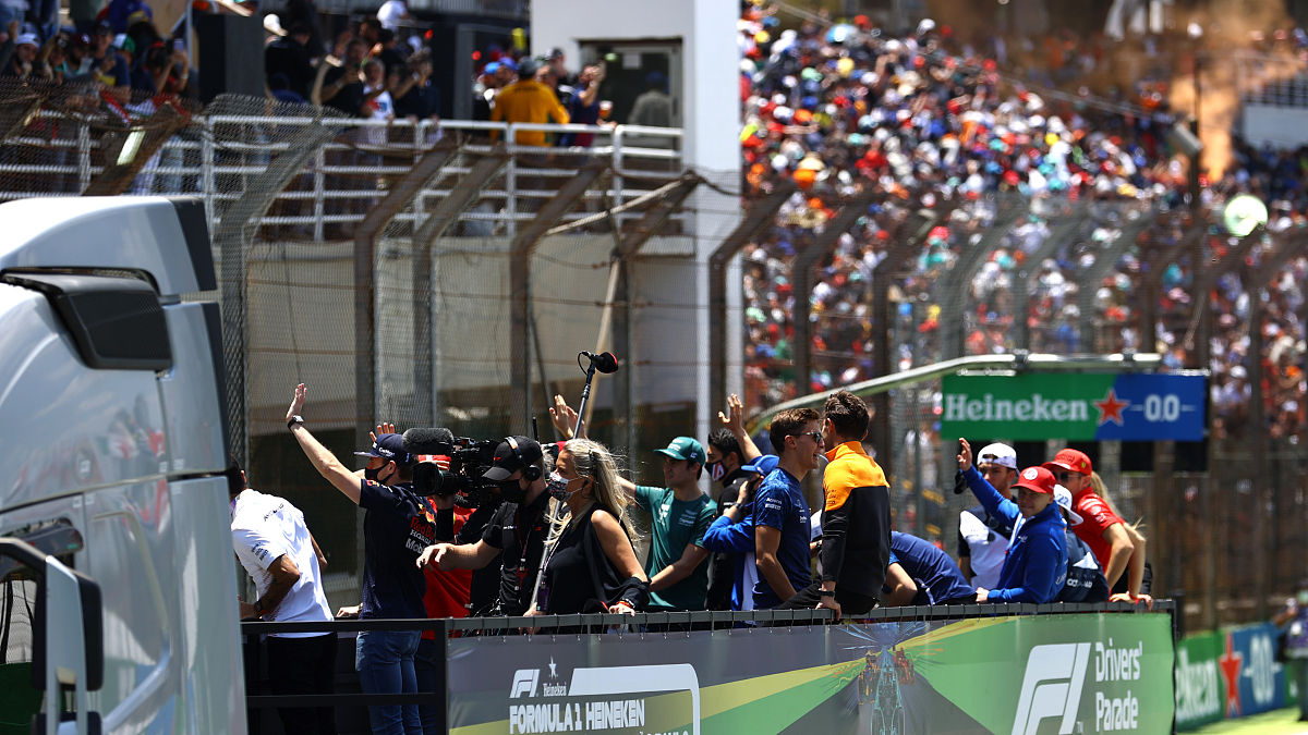 包含一场惊心动魄的足球比赛,在场球迷欢呼不已的词条 包含一场惊心动魄的足球比赛,在场球迷欢呼不已的词条