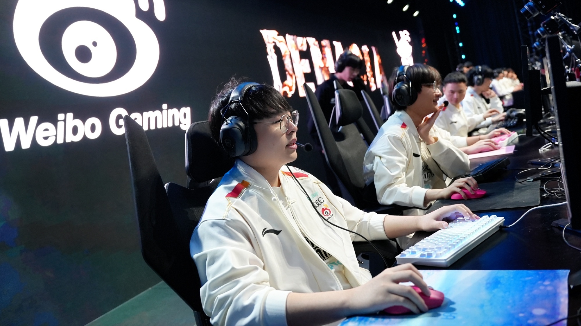 HLE翻盘EDG,Tarzan团战一打五半决赛3:1(釜山) HLE翻盘EDG,Tarzan团战一打五半决赛3:1(釜山)