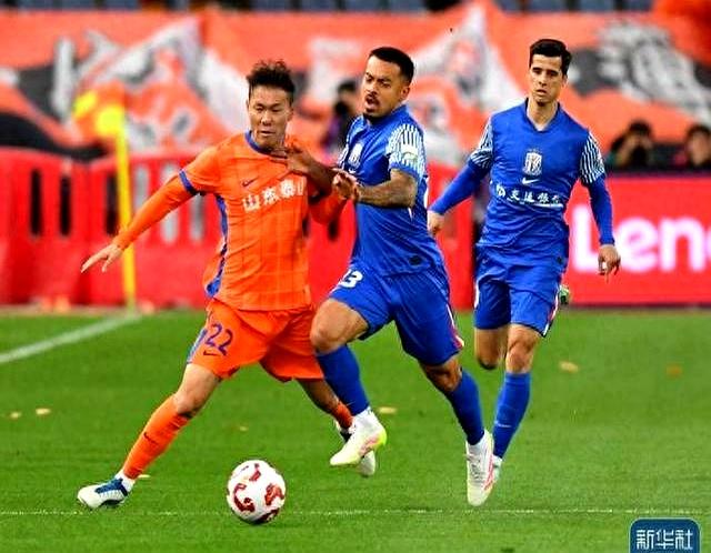 比赛中爆发红牌战，两队硬仗难解