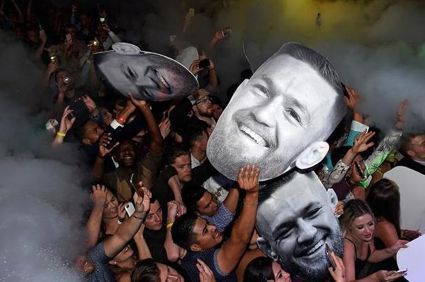 拳击惊险逆转取胜,粉丝狂欢不已 拳击惊险逆转取胜,粉丝狂欢不已